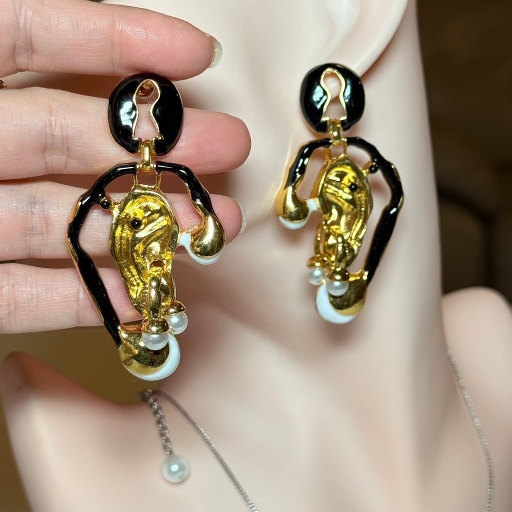 ⚜️ Elegant Gold and Black Earrings with Pearl Accents - Picture 8 of 12